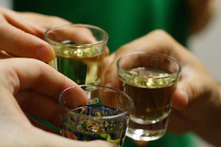 Uống rượu 'mác ngoại', nam thanh niên hôn mê, ngừng tuần hoàn nghi do ngộ độc Methanol- Ảnh 1. Uống rượu 'mác ngoại', nam thanh niên hôn mê, ngừng tuần hoàn nghi do ngộ độc Methanol- Ảnh 1.
