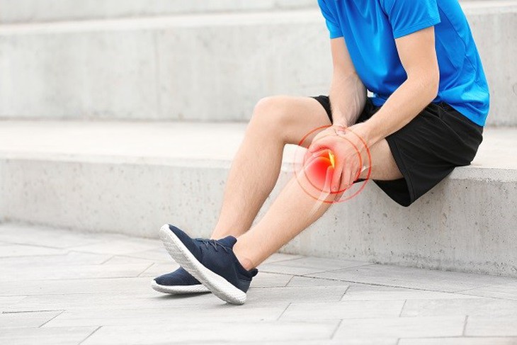 Duỗi thẳng chân bị đau sau đầu gối do đâu, khắc phục thế nào?- Ảnh 1.