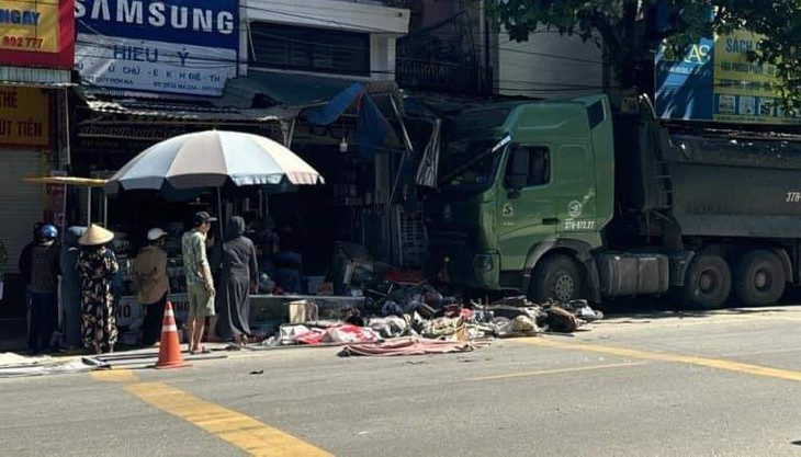 Xe đầu kéo tông tử vong người qua đường rồi lao vào nhà dân- Ảnh 1. Xe đầu kéo tông tử vong người qua đường rồi lao vào nhà dân- Ảnh 1.