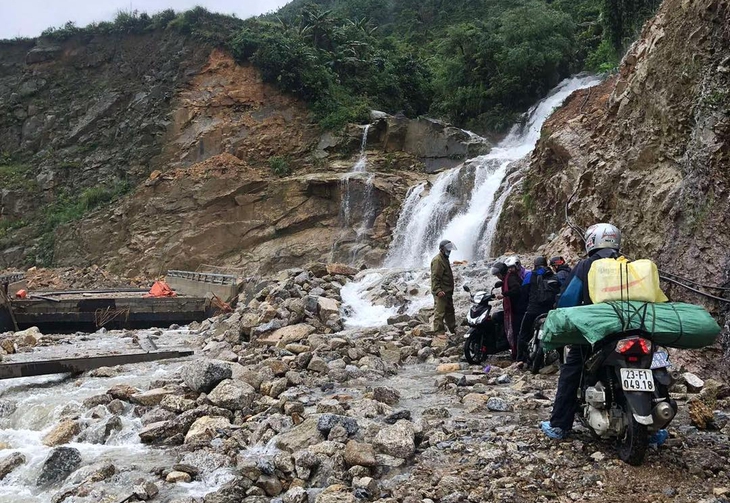 Bộ GTVT yêu cầu không để các tuyến đường bị đứt đoạn nhiều ngày do thiên tai- Ảnh 3. Bộ GTVT yêu cầu không để các tuyến đường bị đứt đoạn nhiều ngày do thiên tai- Ảnh 3.