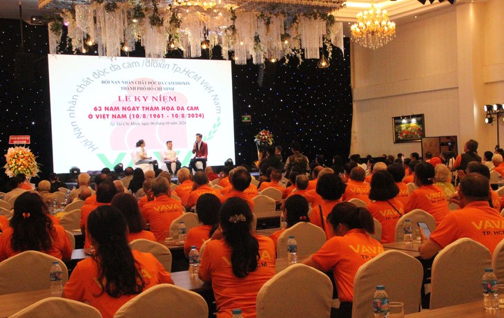 Giao lưu với những nạn nhân chất độc da cam giàu nghị lực. Ảnh: Xuân Dự