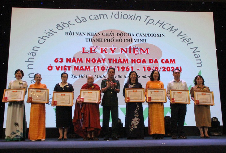 Trao tặng Kỷ niệm chương “Vì nạn nhân chất độc da cam” của Trung ương Hội cho các cá nhân. Ảnh: Xuân Dự