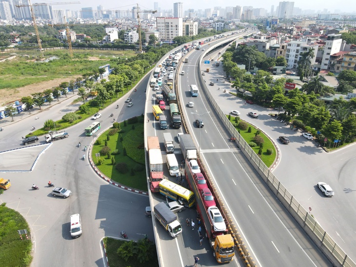 Tai nạn liên hoàn giữa 5 ô tô trên Vành đai 3, ùn tắc kéo dài- Ảnh 3. Tai nạn liên hoàn giữa 5 ô tô trên Vành đai 3, ùn tắc kéo dài- Ảnh 3.