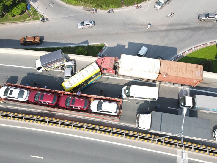 Tai nạn liên hoàn giữa 5 ô tô trên Vành đai 3, ùn tắc kéo dài- Ảnh 4. Tai nạn liên hoàn giữa 5 ô tô trên Vành đai 3, ùn tắc kéo dài- Ảnh 4.