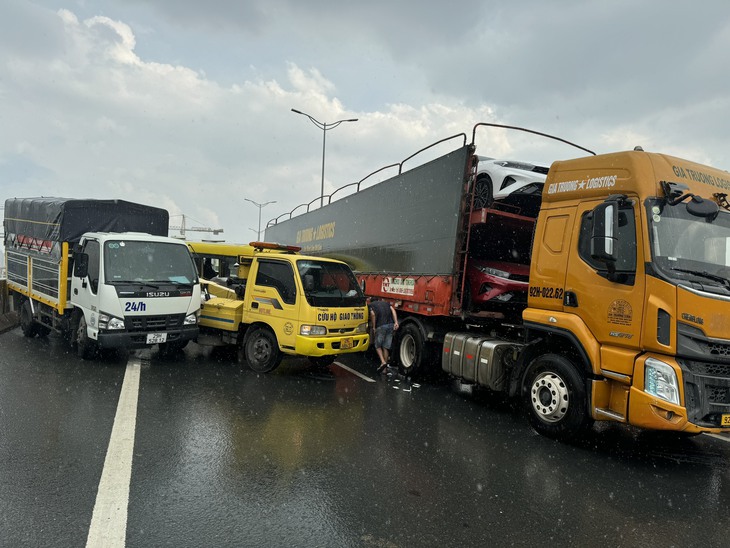 Tai nạn liên hoàn giữa 5 ô tô trên Vành đai 3, ùn tắc kéo dài- Ảnh 5. Tai nạn liên hoàn giữa 5 ô tô trên Vành đai 3, ùn tắc kéo dài- Ảnh 5.