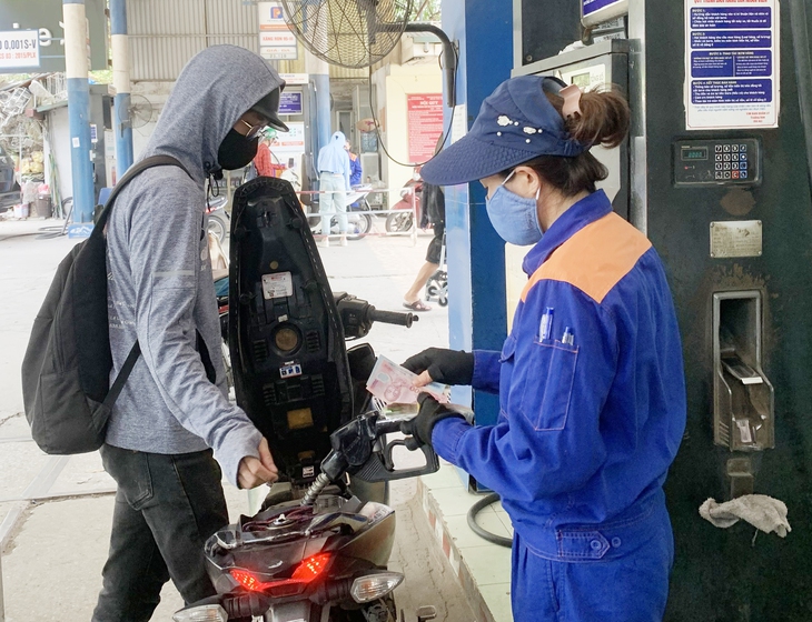 Giá xăng có thể tiếp tục giảm lần thứ 5 liên tiếp, RON 92 chỉ còn hơn 20.000đ/lít- Ảnh 2. Giá xăng có thể tiếp tục giảm lần thứ 5 liên tiếp, RON 92 chỉ còn hơn 20.000đ/lít- Ảnh 2.