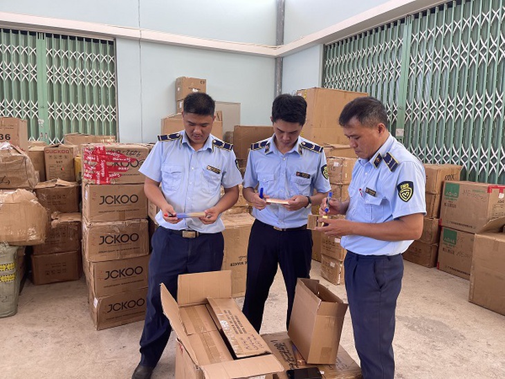 Tạm giữ hơn 20 tấn mỹ phẩm, đồ gia dụng không có hóa đơn- Ảnh 1.
