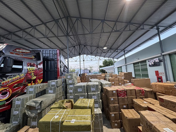 Tạm giữ hơn 20 tấn mỹ phẩm, đồ gia dụng không có hóa đơn- Ảnh 2.