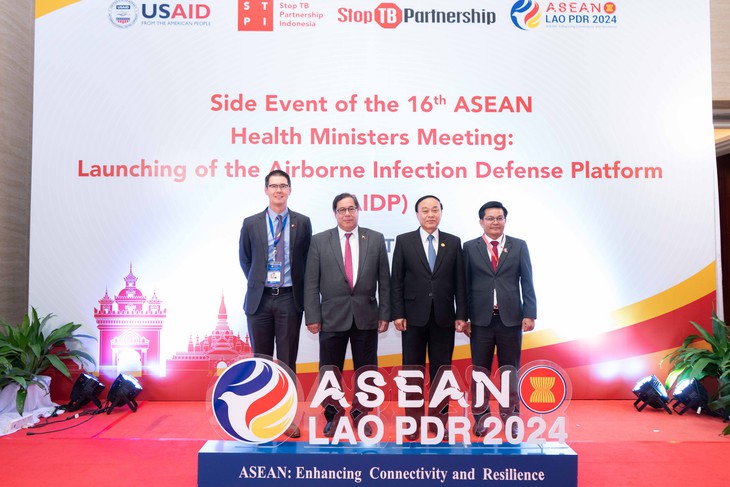 Các nhà lãnh đạo trong lễ ra mắt Chương trình Phòng chống Bệnh truyền nhiễm qua đường Không khí (AIDP) tại Hội nghị Bộ trưởng Y tế ASEAN lần thứ 16
