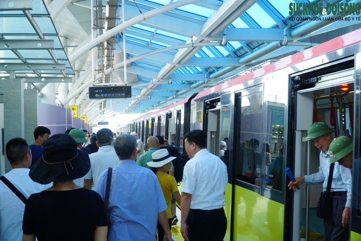 Hàng chục nghìn hành khách đi metro Nhổn - Ga Hà Nội trong ngày đầu mở cửa- Ảnh 1. Hàng chục nghìn hành khách đi metro Nhổn - Ga Hà Nội trong ngày đầu mở cửa- Ảnh 1.