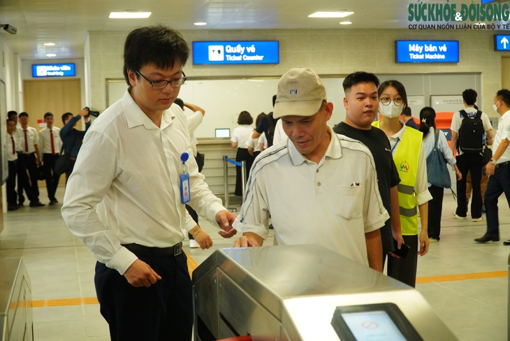 Hàng chục nghìn hành khách đi metro Nhổn - Ga Hà Nội trong ngày đầu mở cửa- Ảnh 2. Hàng chục nghìn hành khách đi metro Nhổn - Ga Hà Nội trong ngày đầu mở cửa- Ảnh 2.