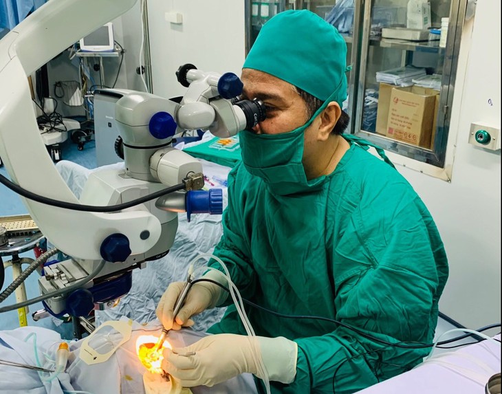Phẫu thuật lấy dị vật mảnh thủy tinh trong mắt người đàn ông- Ảnh 2.