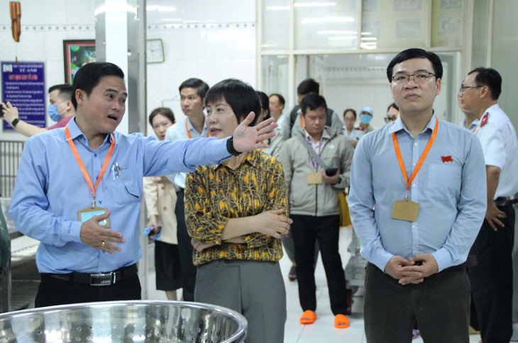 Đoàn kiểm tra, giám sát việc sơ chế, chế biến suất ăn công nghiệp tại doanh nghiệp. Ảnh: Xuân Dự