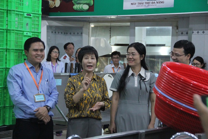 Thực hiện kiểm tra, giám sát khâu sơ chế suất ăn công nghiệp. Ảnh: Xuân Dự
