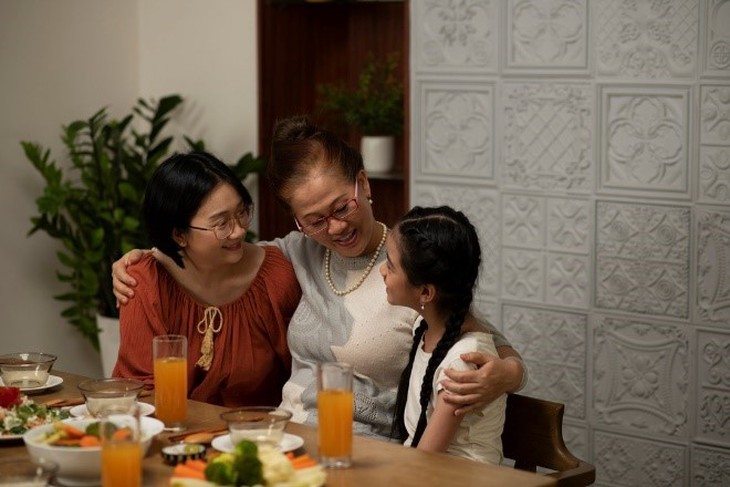 Gìn giữ sức khỏe cha mẹ để có thêm nhiều Vu Lan- Ảnh 3. Gìn giữ sức khỏe cha mẹ để có thêm nhiều Vu Lan- Ảnh 3.
