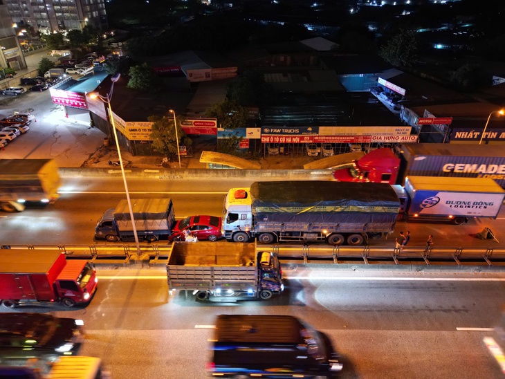 Tai nạn giao thông liên hoàn trên đường Vành đai 3 tối 9/8- Ảnh 2. Tai nạn giao thông liên hoàn trên đường Vành đai 3 tối 9/8- Ảnh 2.