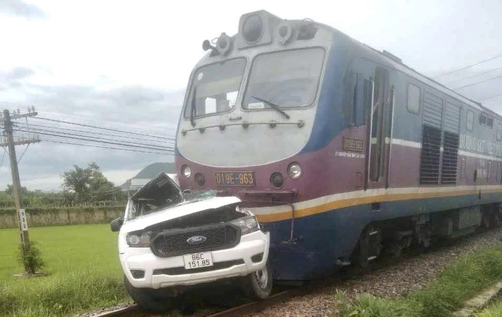 Tài xế xe ô tô tử vong sau khi bị tàu hỏa kéo lê 200m- Ảnh 1. Tài xế xe ô tô tử vong sau khi bị tàu hỏa kéo lê 200m- Ảnh 1.