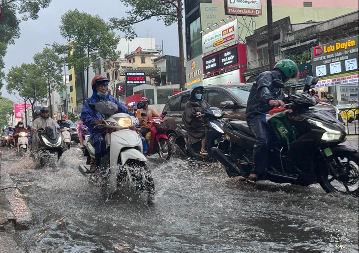 Ngày nghỉ lễ thứ 2, nhiều tuyến đường ở TPHCM ngập sâu sau cơn mưa lớn- Ảnh 5. Ngày nghỉ lễ thứ 2, nhiều tuyến đường ở TPHCM ngập sâu sau cơn mưa lớn- Ảnh 5.