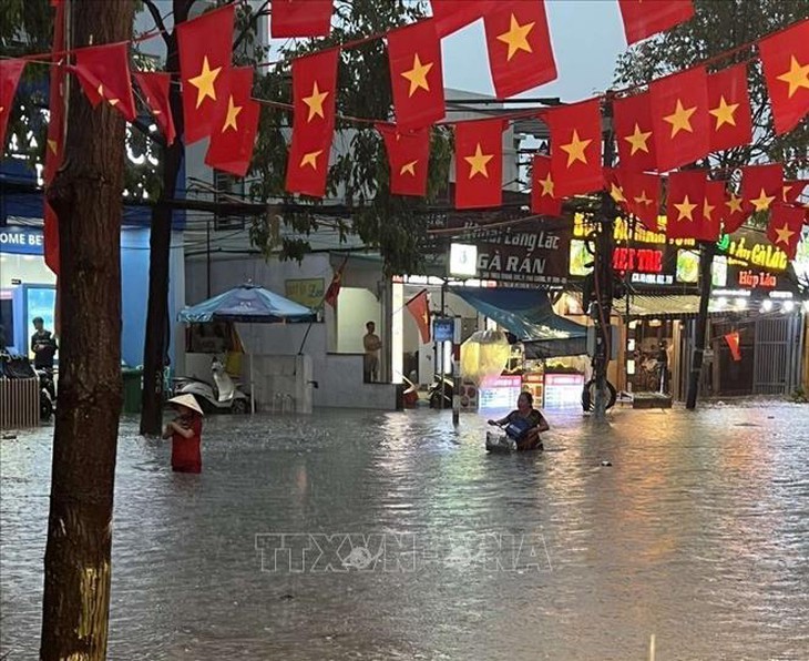 Bình Dương: Mưa lớn gây ngập, ảnh hưởng đến sinh hoạt của người dân- Ảnh 3. Bình Dương: Mưa lớn gây ngập, ảnh hưởng đến sinh hoạt của người dân- Ảnh 3.