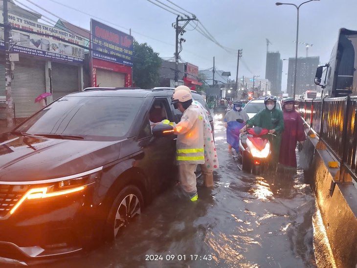 Ngày nghỉ lễ thứ 2, nhiều tuyến đường ở TPHCM ngập sâu sau cơn mưa lớn- Ảnh 6. Ngày nghỉ lễ thứ 2, nhiều tuyến đường ở TPHCM ngập sâu sau cơn mưa lớn- Ảnh 6.