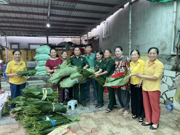Người dân Nghệ An nấu bánh chưng gửi bà con vùng lũ- Ảnh 2.