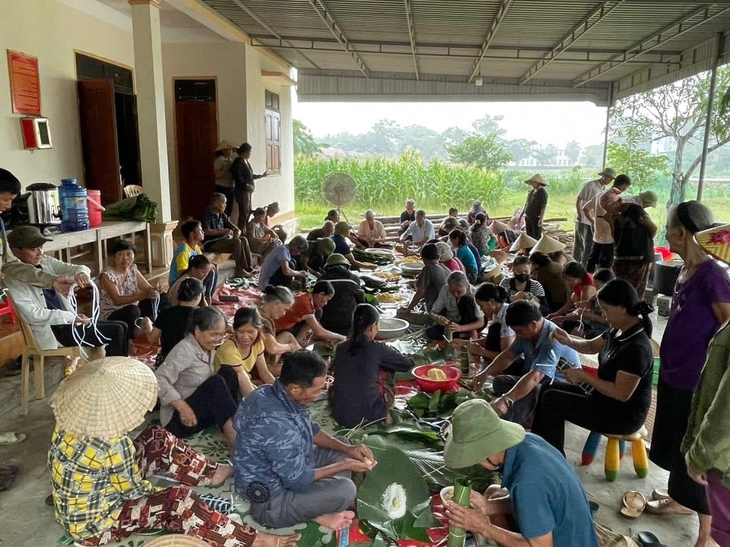 Người dân Nghệ An nấu bánh chưng gửi bà con vùng lũ- Ảnh 1.