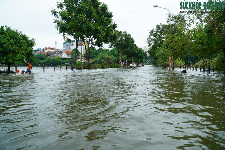 Ảnh: Hồ Văn Quán (Hà Nội) thành 'biển' nước tràn ngập các ngả đường- Ảnh 1. Ảnh: Hồ Văn Quán (Hà Nội) thành 'biển' nước tràn ngập các ngả đường- Ảnh 1.