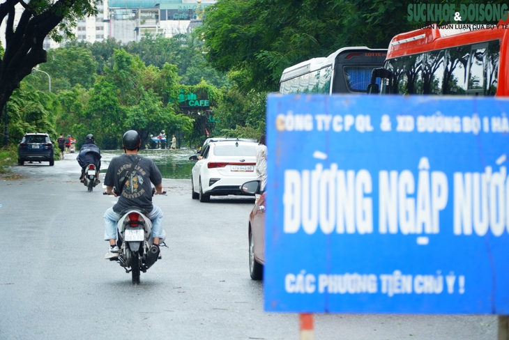 Ảnh: Hồ Văn Quán (Hà Nội) thành 'biển' nước tràn ngập các ngả đường- Ảnh 4. Ảnh: Hồ Văn Quán (Hà Nội) thành 'biển' nước tràn ngập các ngả đường- Ảnh 4.