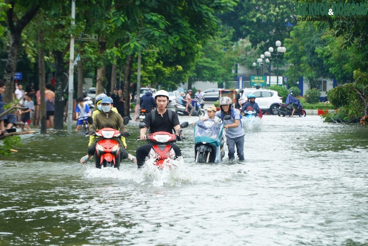 Ảnh: Hồ Văn Quán (Hà Nội) thành 'biển' nước tràn ngập các ngả đường- Ảnh 5. Ảnh: Hồ Văn Quán (Hà Nội) thành 'biển' nước tràn ngập các ngả đường- Ảnh 5.