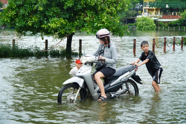 Ảnh: Hồ Văn Quán (Hà Nội) thành 'biển' nước tràn ngập các ngả đường- Ảnh 8. Ảnh: Hồ Văn Quán (Hà Nội) thành 'biển' nước tràn ngập các ngả đường- Ảnh 8.