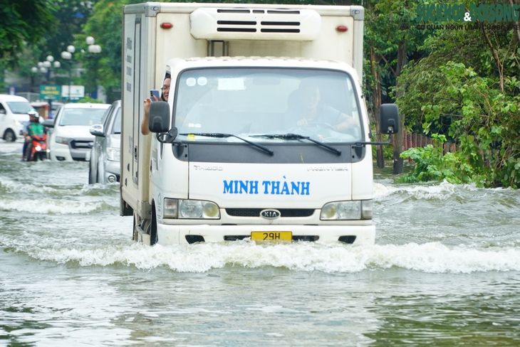 Ảnh: Hồ Văn Quán (Hà Nội) thành 'biển' nước tràn ngập các ngả đường- Ảnh 9. Ảnh: Hồ Văn Quán (Hà Nội) thành 'biển' nước tràn ngập các ngả đường- Ảnh 9.
