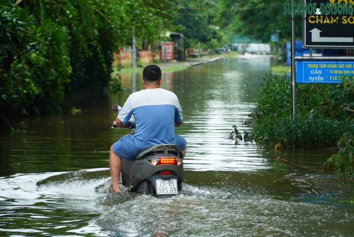 Ảnh: Hồ Văn Quán (Hà Nội) thành 'biển' nước tràn ngập các ngả đường- Ảnh 13. Ảnh: Hồ Văn Quán (Hà Nội) thành 'biển' nước tràn ngập các ngả đường- Ảnh 13.