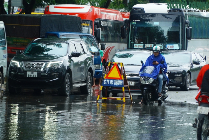 Ảnh: Hồ Văn Quán (Hà Nội) thành 'biển' nước tràn ngập các ngả đường- Ảnh 14. Ảnh: Hồ Văn Quán (Hà Nội) thành 'biển' nước tràn ngập các ngả đường- Ảnh 14.