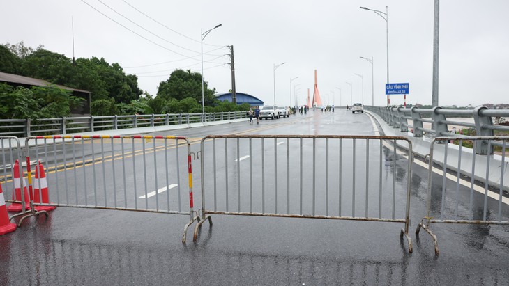 Sà lan mắc kẹt dưới cầu Vĩnh Phú- Ảnh 2. Sà lan mắc kẹt dưới cầu Vĩnh Phú- Ảnh 2.