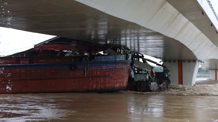 Sà lan mắc kẹt dưới cầu Vĩnh Phú- Ảnh 1. Sà lan mắc kẹt dưới cầu Vĩnh Phú- Ảnh 1.
