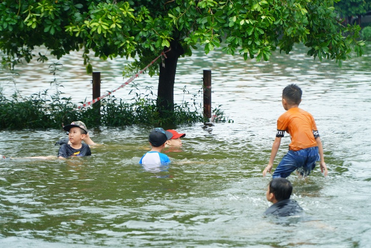Ảnh: Hồ Văn Quán (Hà Nội) thành 'biển' nước tràn ngập các ngả đường- Ảnh 10. Ảnh: Hồ Văn Quán (Hà Nội) thành 'biển' nước tràn ngập các ngả đường- Ảnh 10.