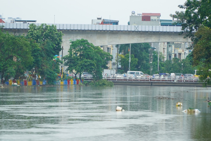 Ảnh: Hồ Văn Quán (Hà Nội) thành 'biển' nước tràn ngập các ngả đường- Ảnh 16. Ảnh: Hồ Văn Quán (Hà Nội) thành 'biển' nước tràn ngập các ngả đường- Ảnh 16.