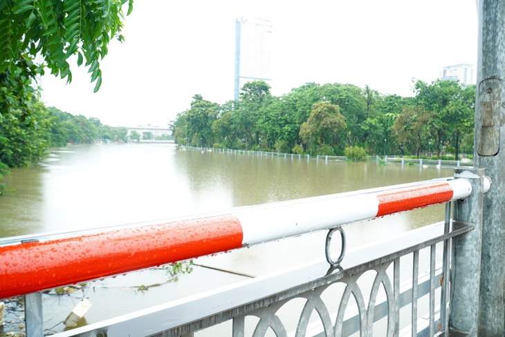 Ảnh: Hồ Văn Quán (Hà Nội) thành 'biển' nước tràn ngập các ngả đường- Ảnh 17. Ảnh: Hồ Văn Quán (Hà Nội) thành 'biển' nước tràn ngập các ngả đường- Ảnh 17.