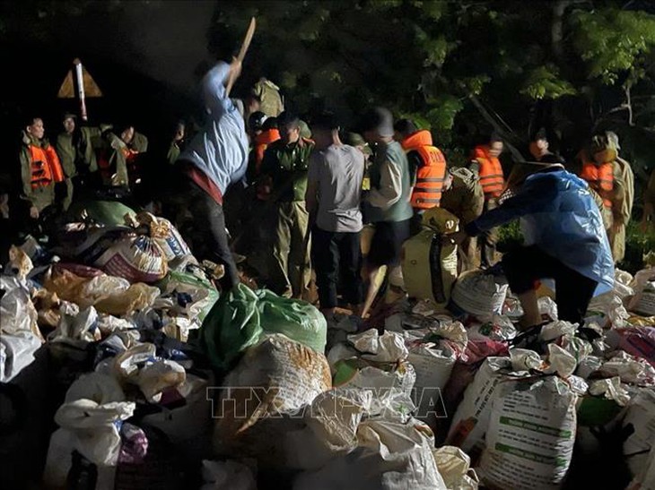 Người dân và lực lượng chức năng ứng phó vỡ đê sông Lô tại Tuyên Quang- Ảnh 2. Người dân và lực lượng chức năng ứng phó vỡ đê sông Lô tại Tuyên Quang- Ảnh 2.