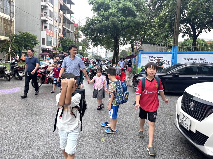 Thêm nhiều trường học tại Hà Nội chưa thể tổ chức dạy học do ảnh hưởng bão số 3- Ảnh 2. Thêm nhiều trường học tại Hà Nội chưa thể tổ chức dạy học do ảnh hưởng bão số 3- Ảnh 2.
