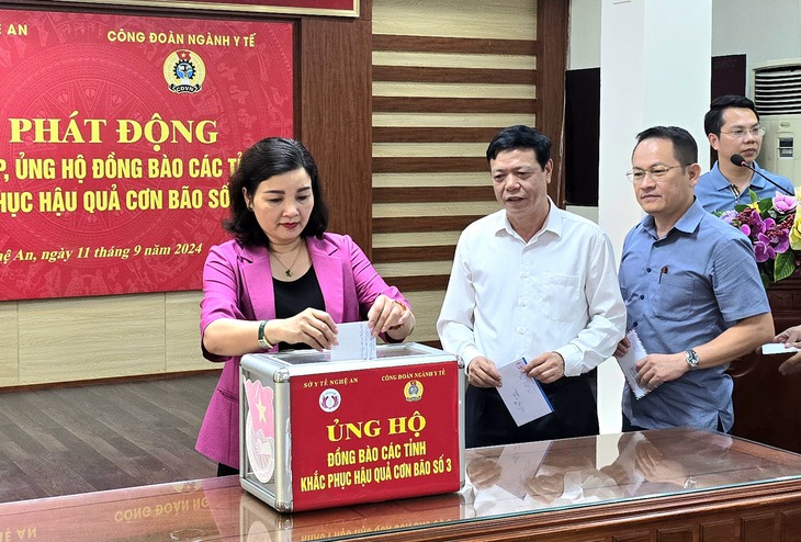 Ngành Y tế Nghệ An quyên góp ủng hộ đồng bào các tỉnh khắc phục hậu quả cơn bão số 3- Ảnh 2. Lãnh đạo các đơn vị y tế trong tỉnh tham gia ủng hộ đồng bào bị thiệt hại do cơn bão số 3.