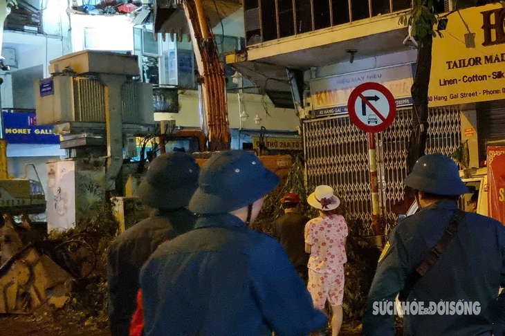 Tháo dỡ nhà nghiêng trên phố Hàng Gai trong đêm- Ảnh 1. Tháo dỡ nhà nghiêng trên phố Hàng Gai trong đêm- Ảnh 1.