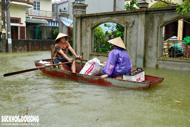 Cận cảnh xóm vùng ven Hà Nội bị cô lập trong nước lũ- Ảnh 6.