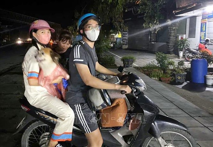 Quảng Ninh: Di dời khẩn cấp trong đêm 136 hộ dân nằm trong vùng có nguy cơ sạt lở đất- Ảnh 1. Quảng Ninh: Di dời khẩn cấp trong đêm 136 hộ dân nằm trong vùng có nguy cơ sạt lở đất- Ảnh 1.