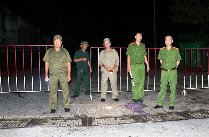 Quảng Ninh: Di dời khẩn cấp trong đêm 136 hộ dân nằm trong vùng có nguy cơ sạt lở đất- Ảnh 2. Quảng Ninh: Di dời khẩn cấp trong đêm 136 hộ dân nằm trong vùng có nguy cơ sạt lở đất- Ảnh 2.