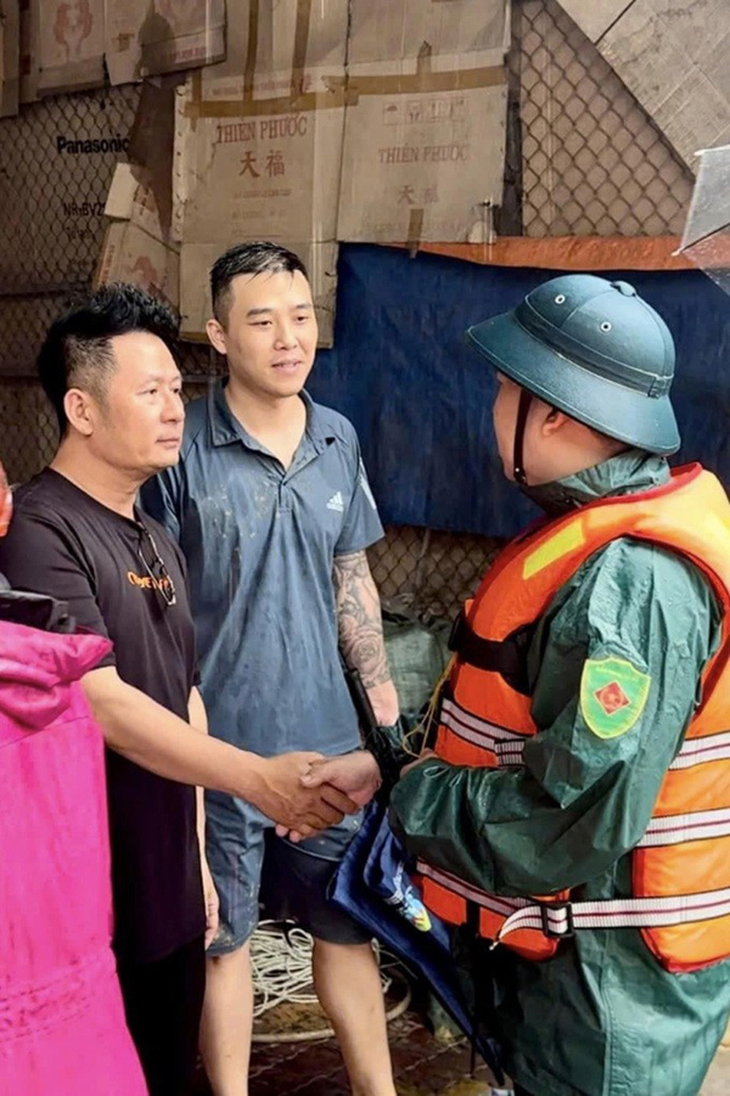 Hồng Đăng, Kiều Anh và nhiều nghệ sĩ trực tiếp cứu trợ bà con vùng rốn lũ miền Bắc- Ảnh 6. Hồng Đăng, Kiều Anh và nhiều nghệ sĩ trực tiếp cứu trợ bà con vùng rốn lũ miền Bắc- Ảnh 6.