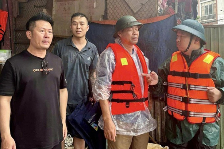 Hồng Đăng, Kiều Anh và nhiều nghệ sĩ trực tiếp cứu trợ bà con vùng rốn lũ miền Bắc- Ảnh 7. Hồng Đăng, Kiều Anh và nhiều nghệ sĩ trực tiếp cứu trợ bà con vùng rốn lũ miền Bắc- Ảnh 7.