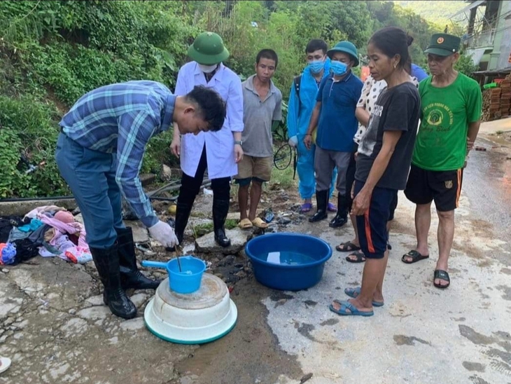 Vệ sinh giếng nước, bể chứa, xử lý môi trường sau lũ lụt theo hướng dẫn của Bộ Y tế- Ảnh 2. Vệ sinh giếng nước, bể chứa, xử lý môi trường sau lũ lụt theo hướng dẫn của Bộ Y tế- Ảnh 2.