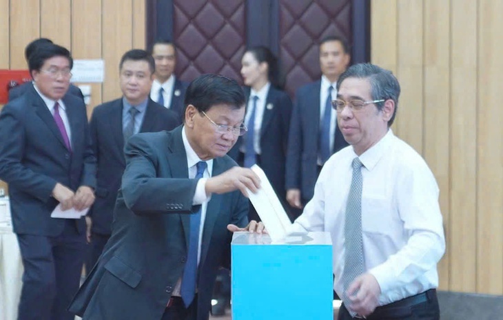 Tổng Bí thư Lào cùng Phu nhân ủng hộ Việt Nam khắc phục ảnh hưởng bão Yagi- Ảnh 1. Tổng Bí thư Lào cùng Phu nhân ủng hộ Việt Nam khắc phục ảnh hưởng bão Yagi- Ảnh 1.