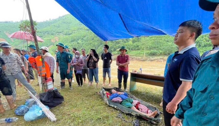 Khiêng người bị thương đi bộ 7km để cấp cứu trong vụ sạt lở ở Bắc Hà- Ảnh 2. Khiêng người bị thương đi bộ 7km để cấp cứu trong vụ sạt lở ở Bắc Hà- Ảnh 2.